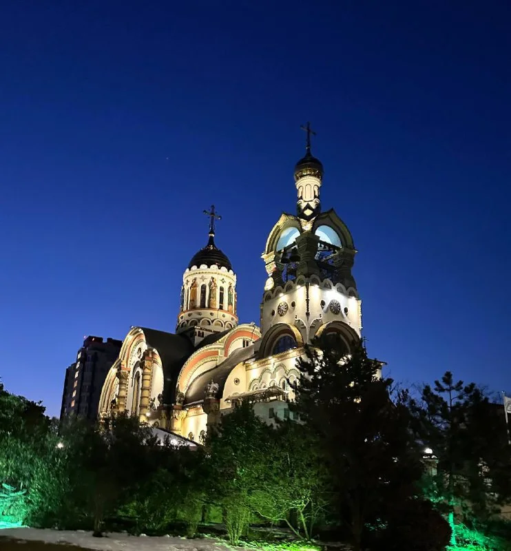Храм в Сочи на фоне предрассветного неба